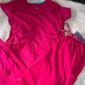 Touch by Med Couture Women's Kerri V-Neck Shirttail Solid Scrub Top